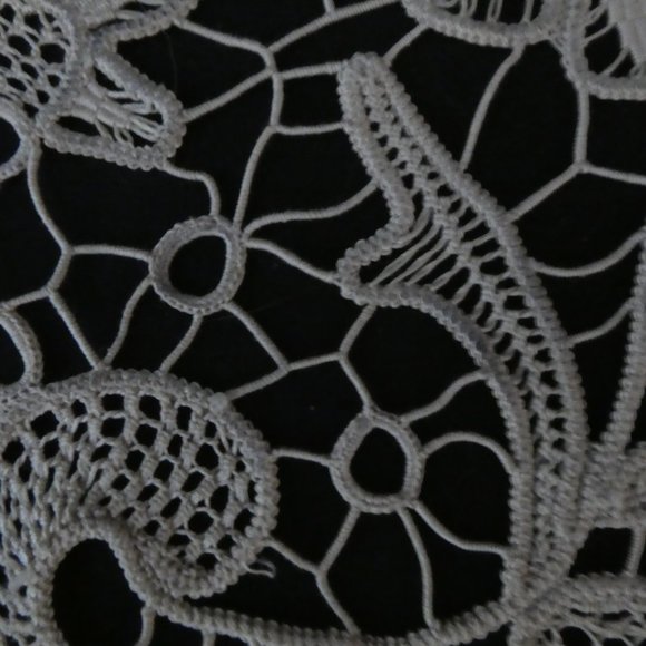 Stunning Vintage Handmade Crochet Floral Doily - Picture 8 of 10